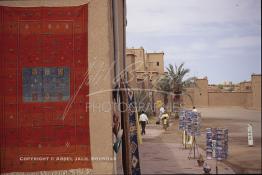 Image du Maroc Professionnelle de  Des tapis sont exposés bazar accolé à la Kasbah de Taourirt au centre de Ouarzazate, une ville situé au sud du Maroc, Samedi 23 Août 1997. (Photo / Abdeljalil Bounhar)